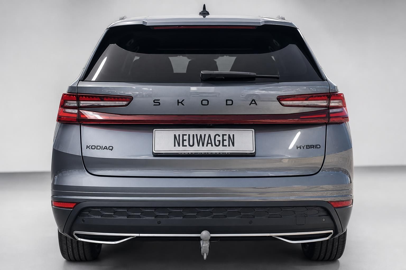 Skoda Kodiaq Hybrid SUV in Grau, Heckansicht mit Anhaengerkupplung