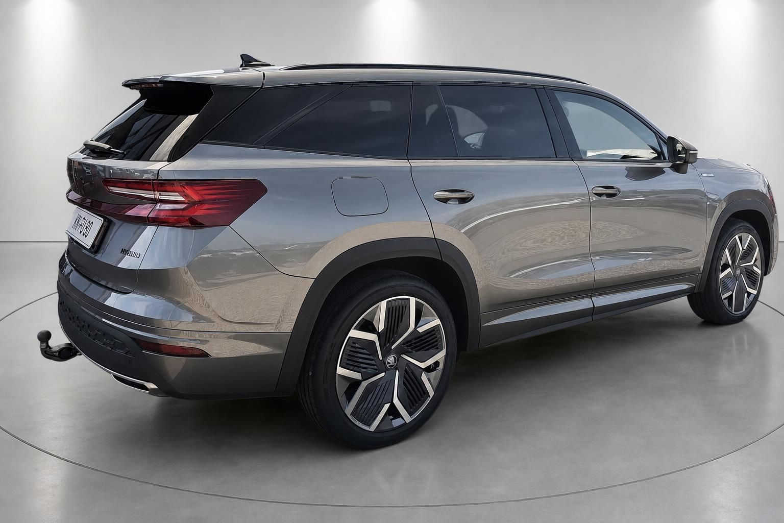 Skoda Kodiaq Hybrid SUV in Braun-Metallic, Heckansicht schraeg im Studio