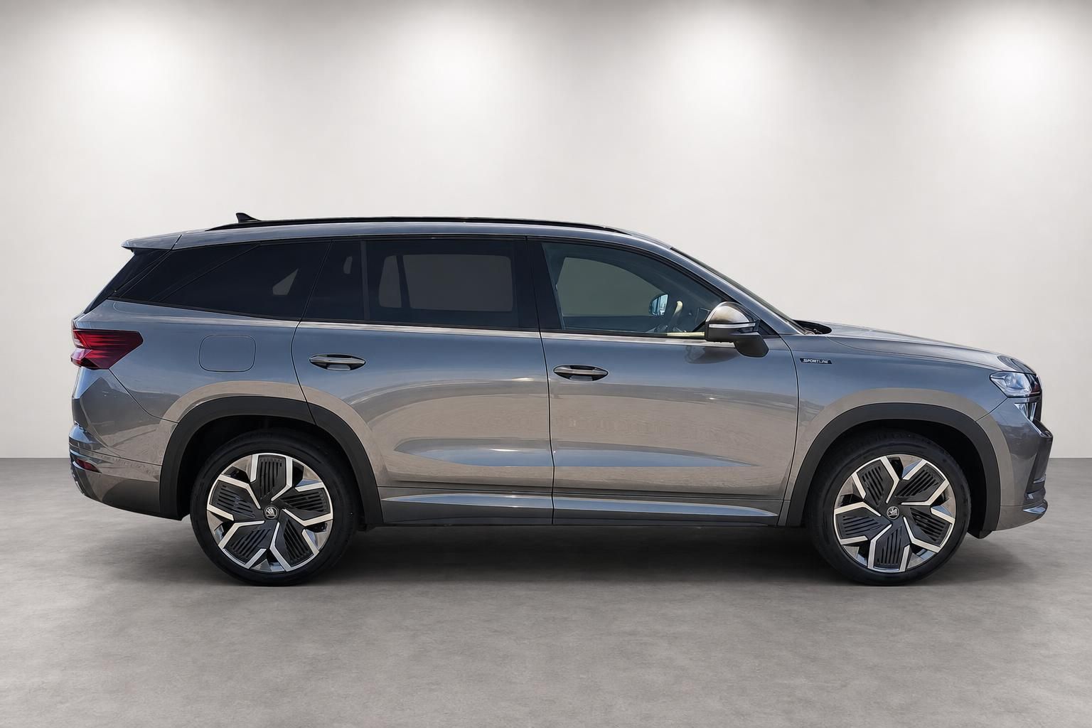Skoda Kodiaq Sportline SUV in Grau-Metallic, seitliche Studioansicht