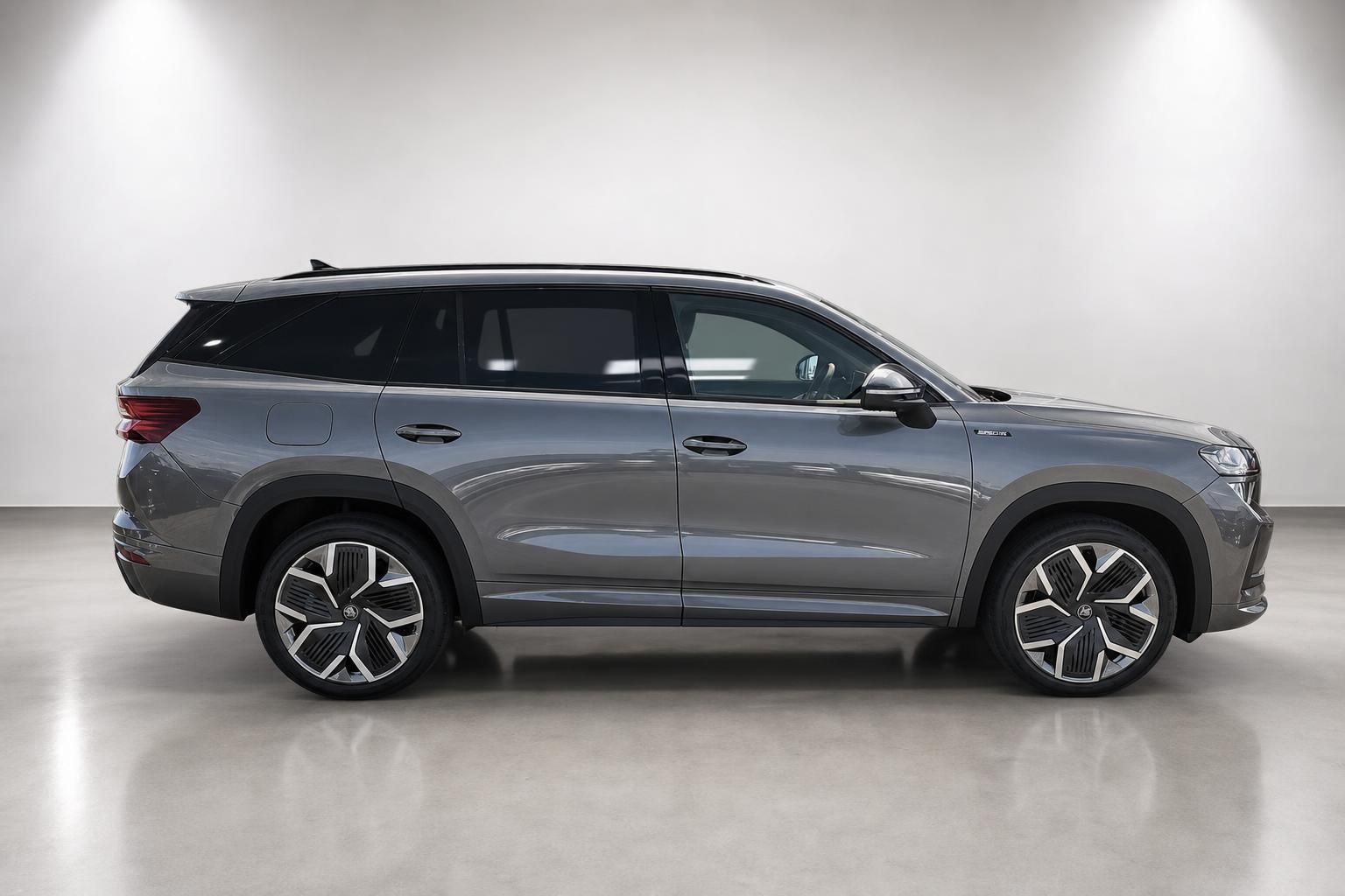 Skoda Kodiaq SUV in Grau, Seitenansicht im Fotostudio