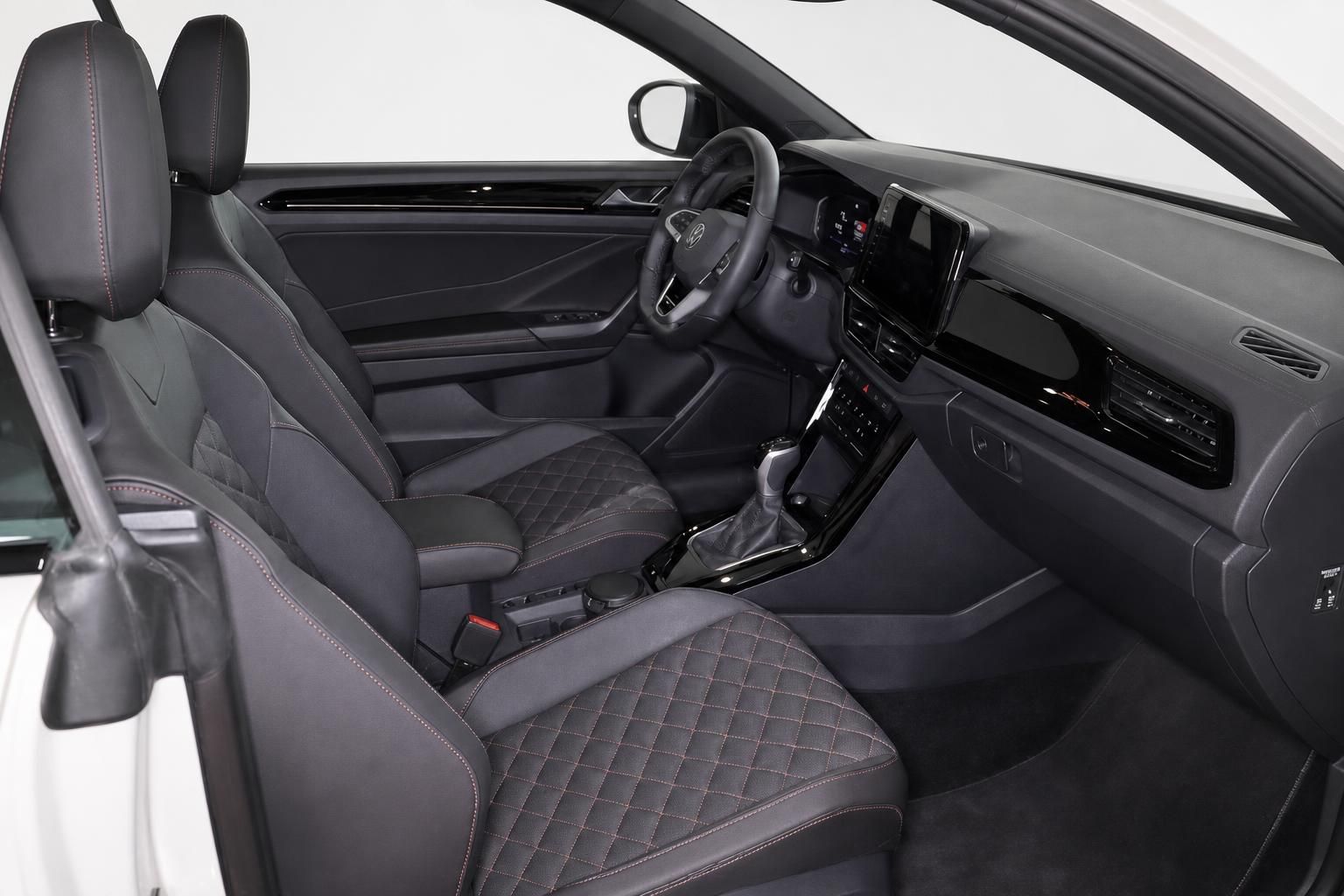Cockpit und Vordersitze im VW mit digitalem Tacho und Touchscreen