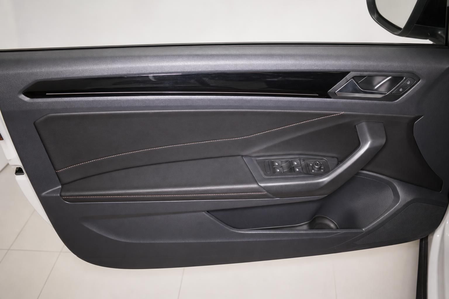 Fahrertür-Innenverkleidung mit Bedienelementen im VW Modell
