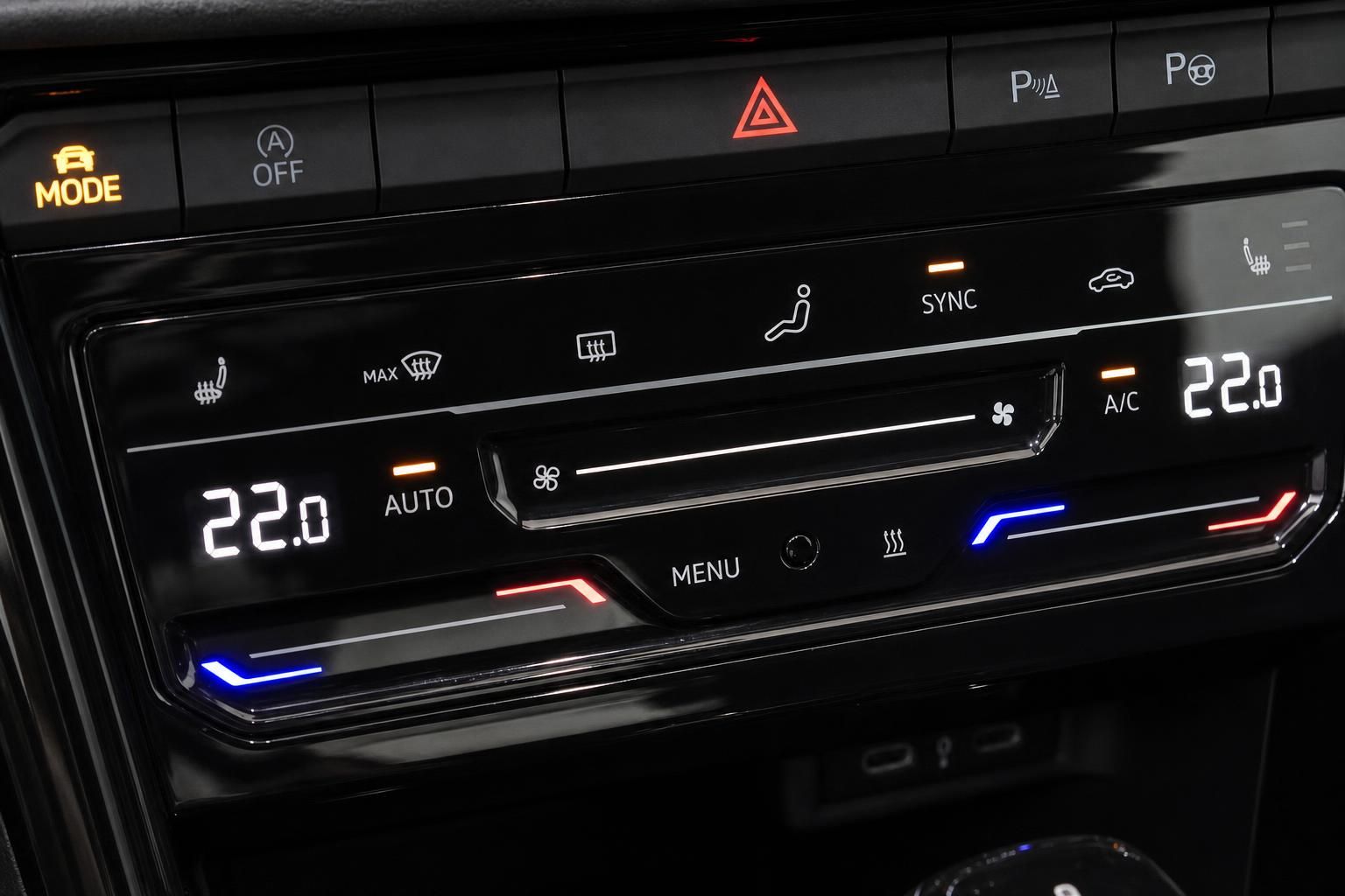 Klimaautomatik Bedienpanel mit Warnblinker im VW Innenraum