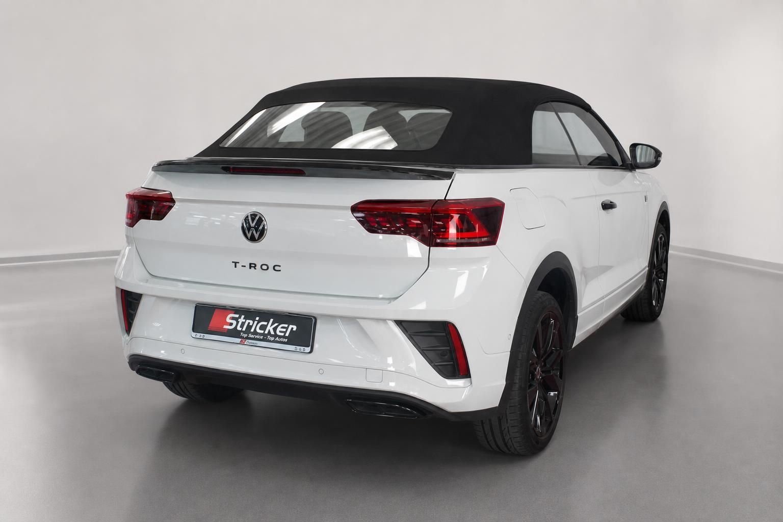 VW T-Roc Cabriolet weiß Heckansicht mit geschlossenem Verdeck
