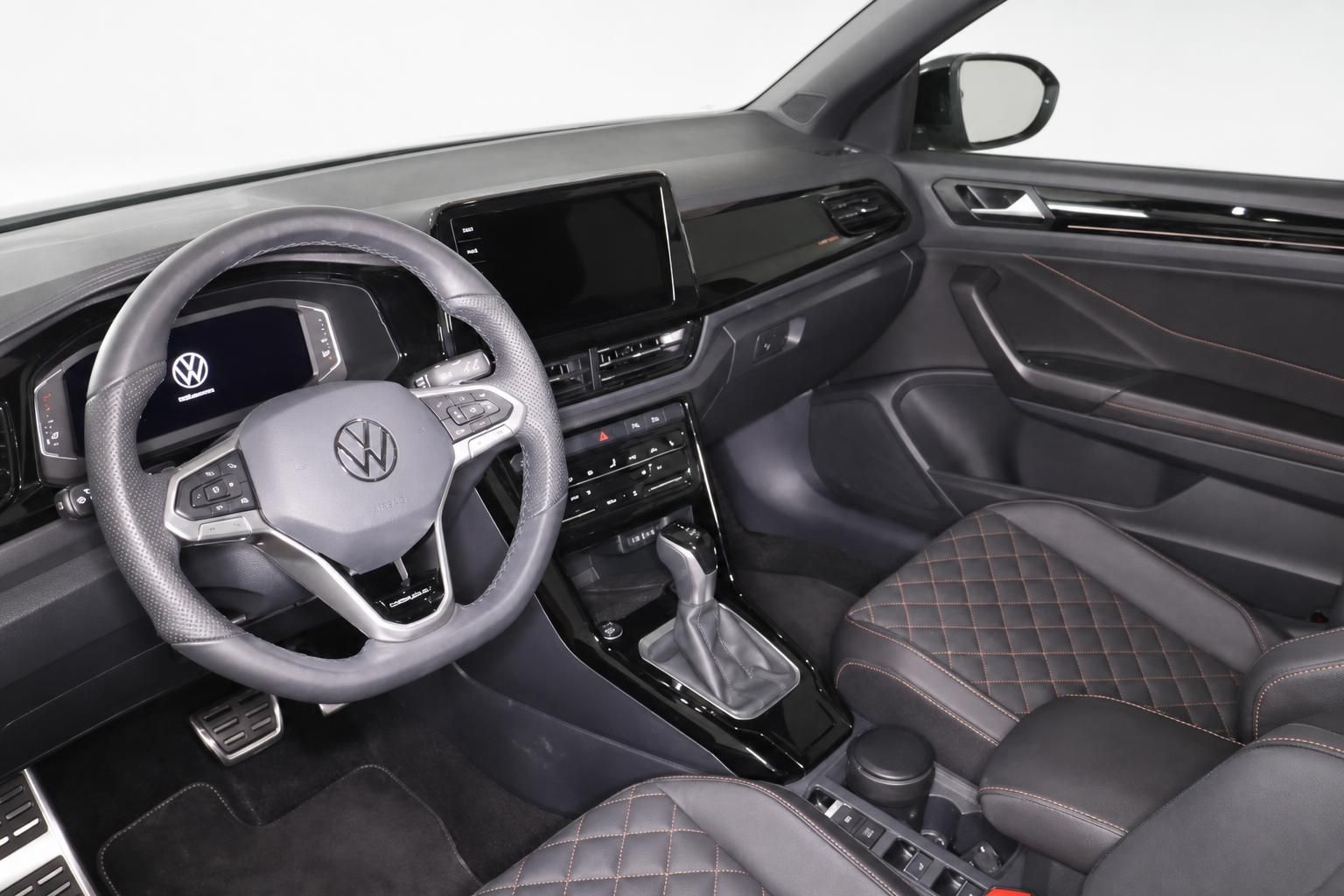 Innenraum VW T-Roc mit Lederlenkrad und Digitalcockpit