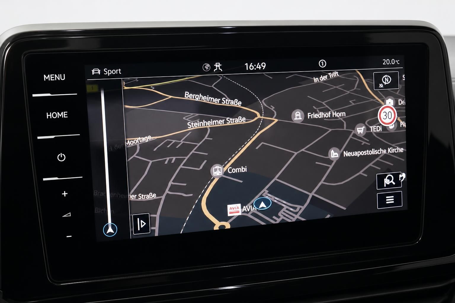 VW Navigationssystem mit Kartenansicht im Infotainment-Display