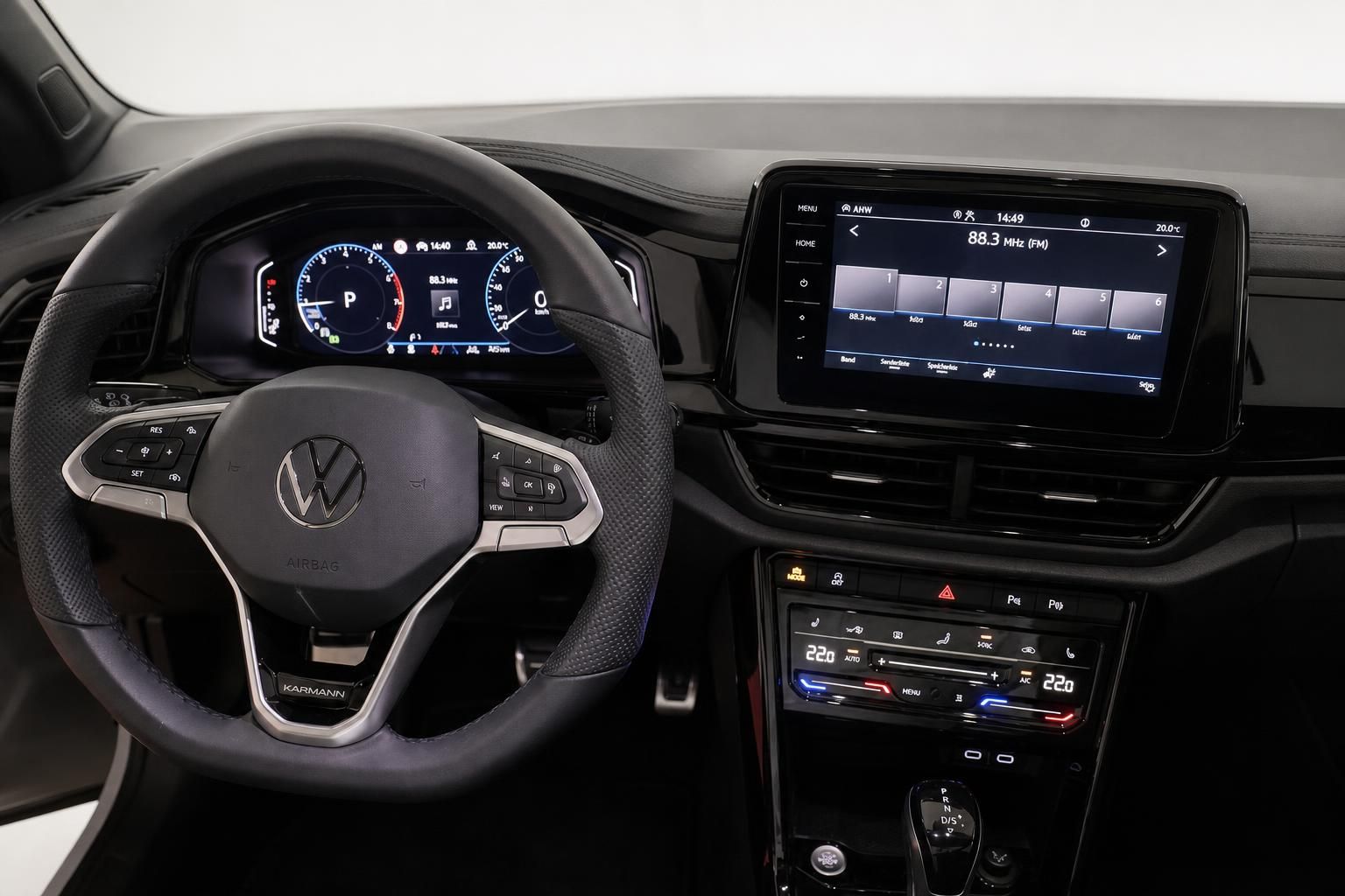 VW Cockpit mit Lenkrad, Digitaltacho und Infotainment-Bildschirm