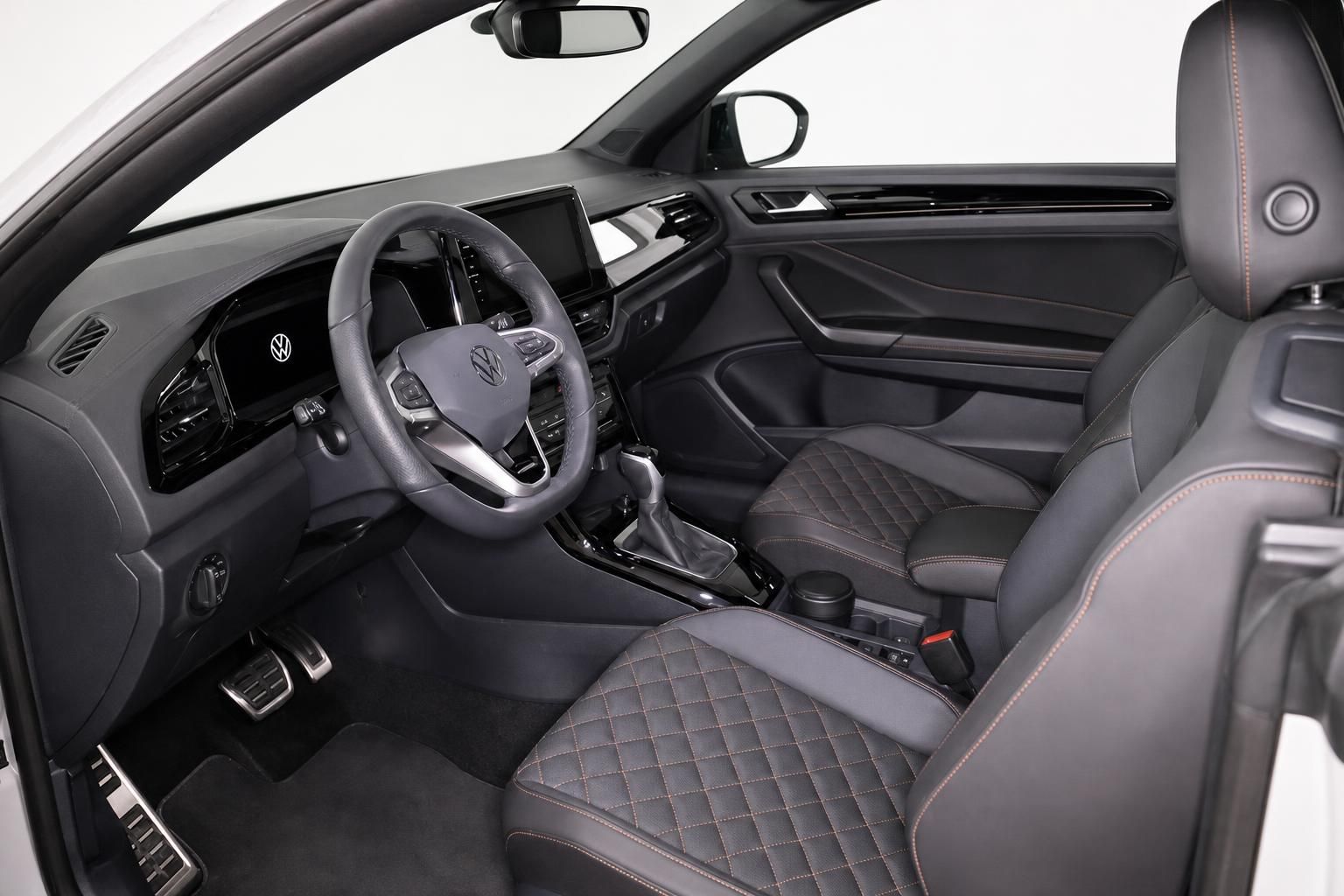 VW Interieur mit Sportlenkrad, Digitalcockpit und Ledersitzen