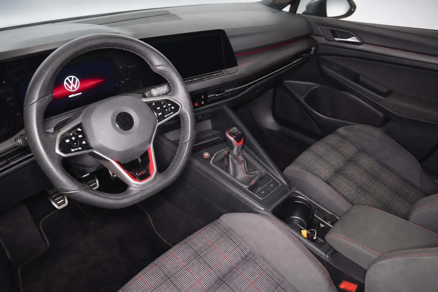 VW Golf GTI Innenraum mit Sportsitzen und Schaltgetriebe