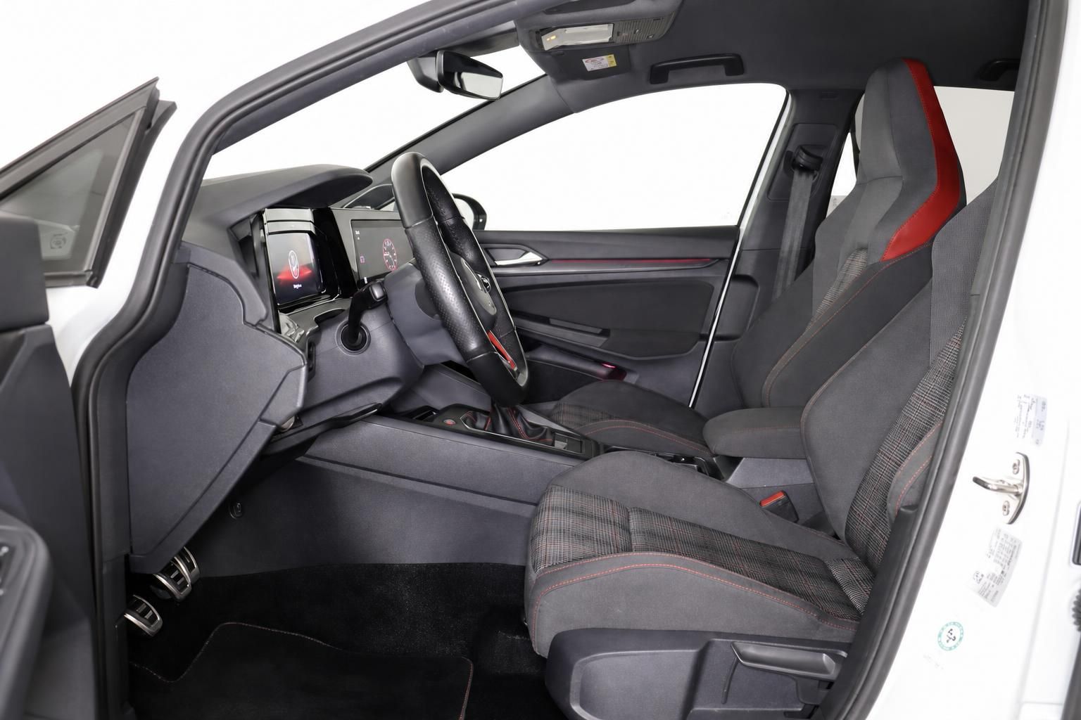 VW Golf GTI Fahrersitz und Cockpit mit rotem Gurt-Akzent