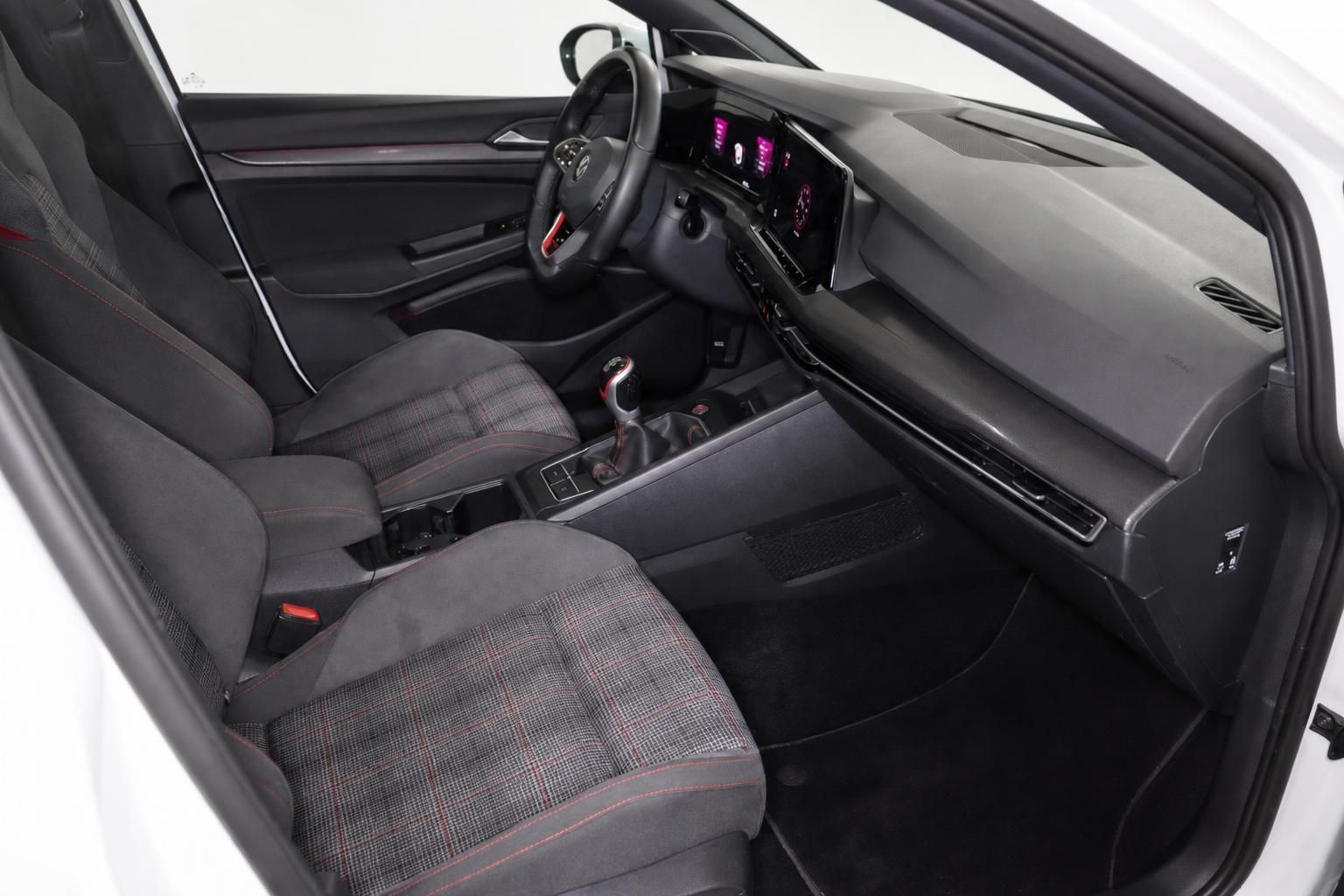 VW Golf GTI Innenraum mit Sportsitzen und Cockpit im Karo-Design