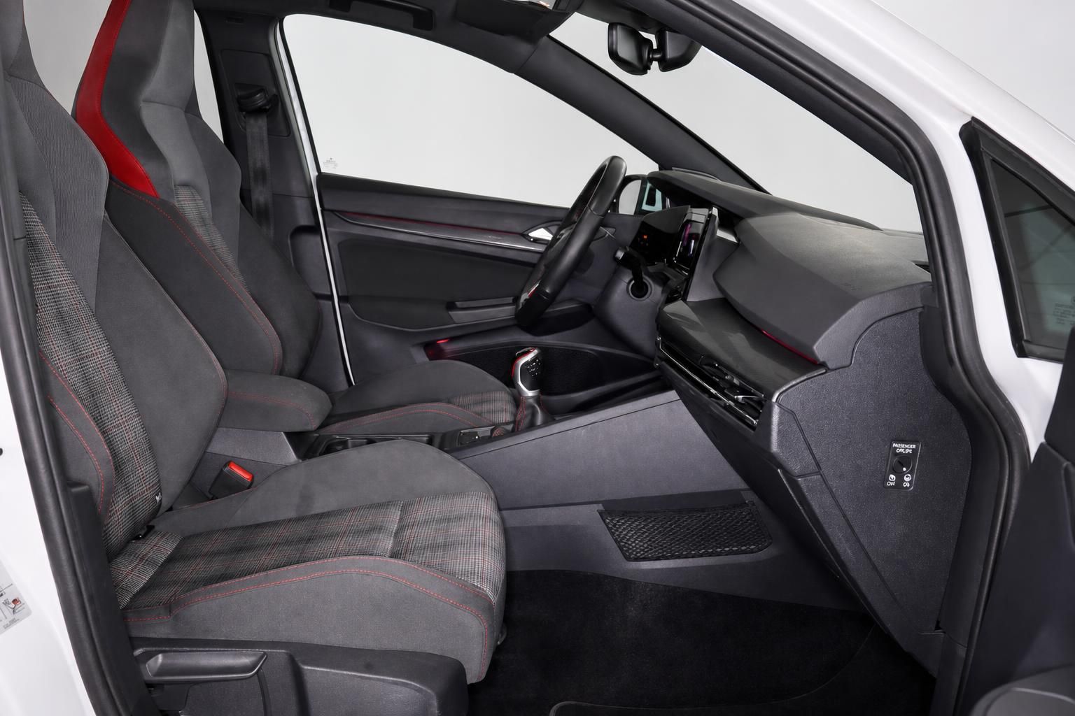 VW Golf GTI Fahrersitz und Cockpit mit Schaltgetriebe im Detail