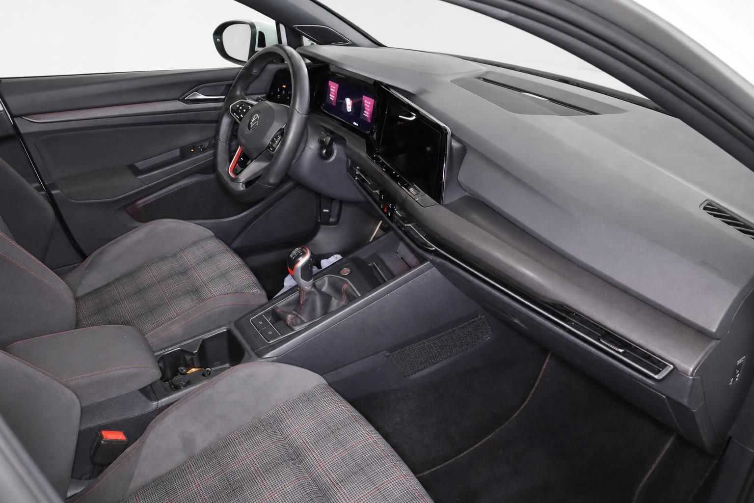 VW Golf GTI Cockpit mit Lenkrad, Digitaldisplay und Schaltknauf