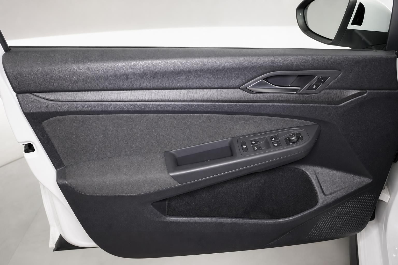 Türverkleidung mit Fensterhebern und Türgriff im VW Golf