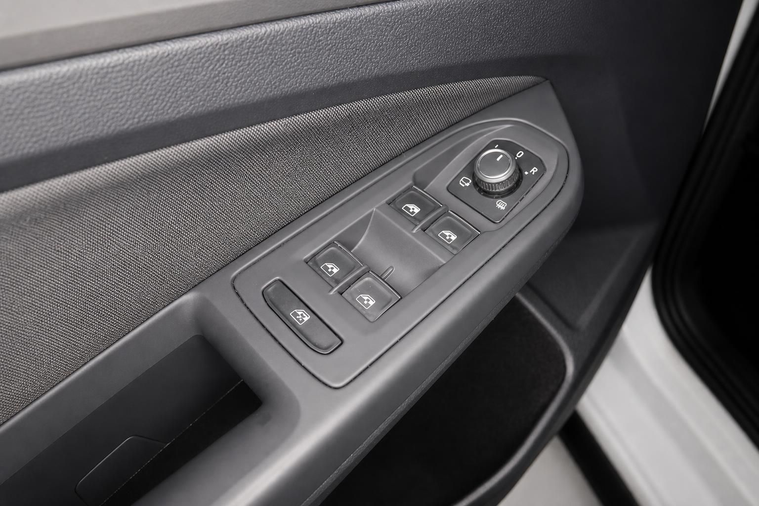 Fensterheber-Bedienelemente an der Fahrertür im VW Golf