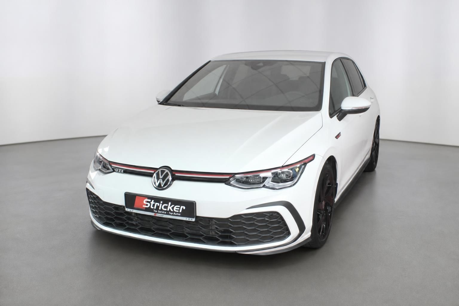 VW Golf GTI weiß Frontansicht mit schwarzen Alufelgen im Studio