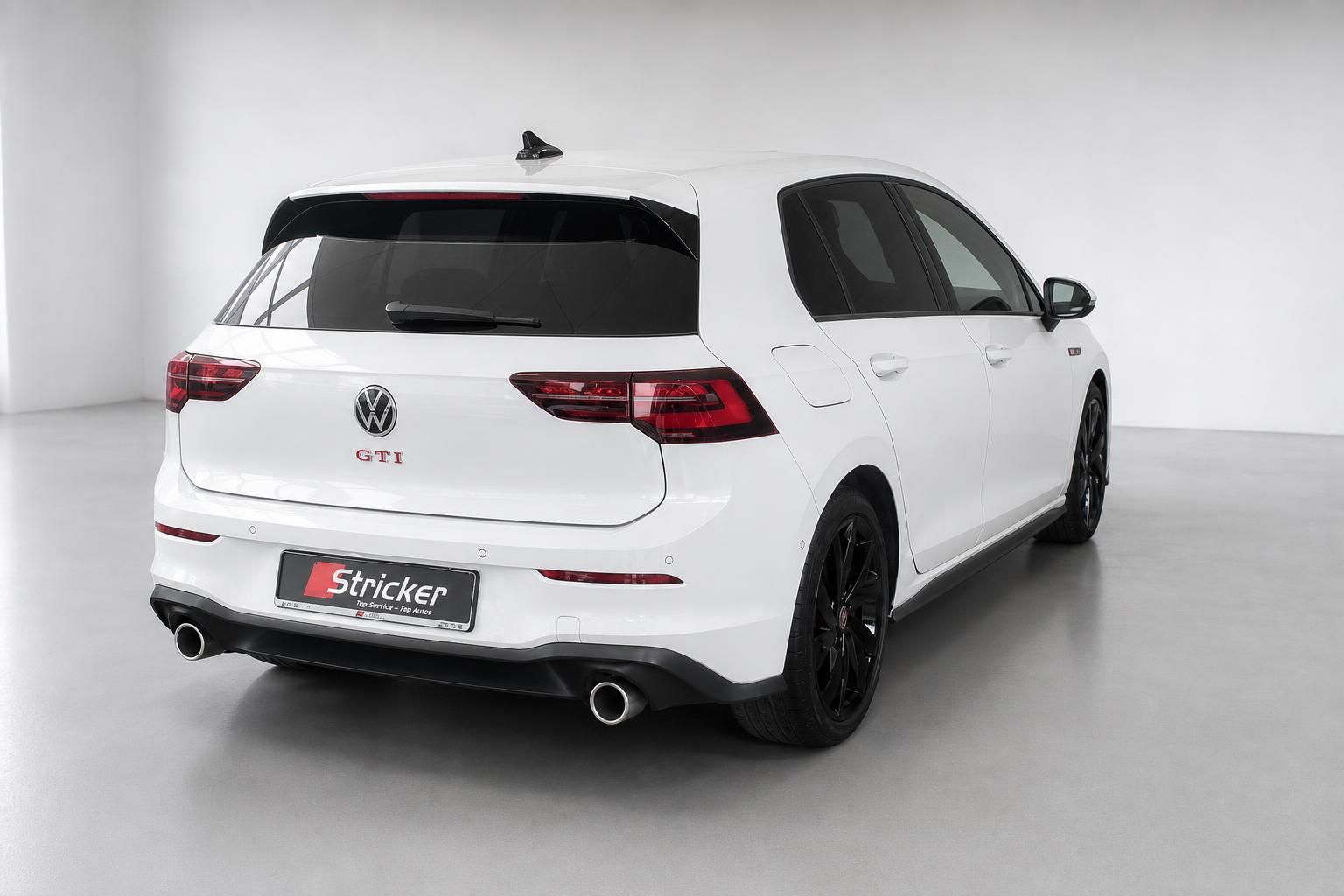 VW Golf GTI weiß Heckansicht mit Doppelendrohr und schwarzen Felgen