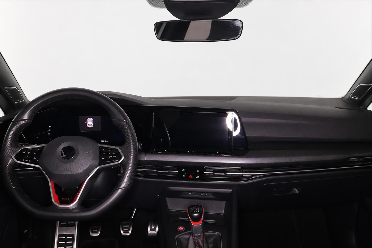 VW Golf GTI Cockpit mit Lenkrad, Digitaltacho und Infotainment-Display