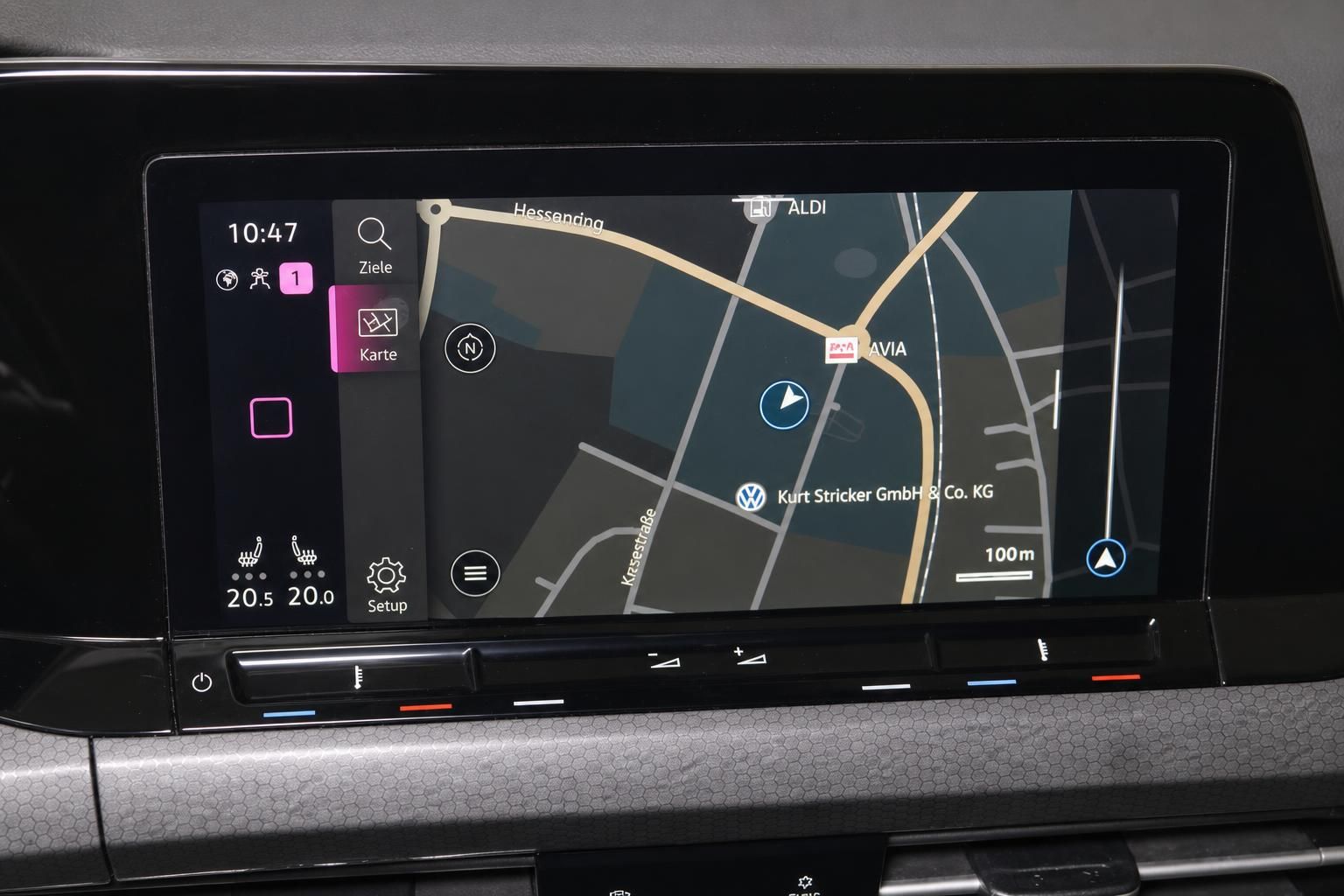 VW Golf GTI Infotainment-Display mit Navigationskarte im Detail