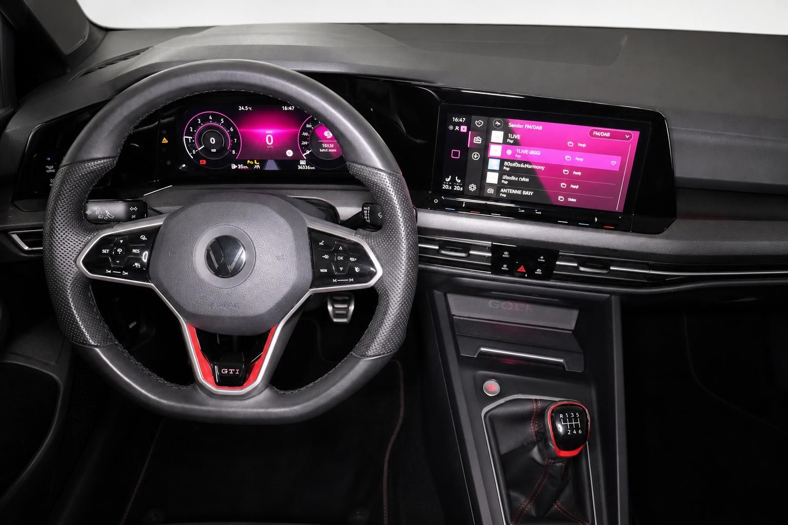 VW Golf GTI Cockpit mit Lenkrad, Digitaltacho und Infotainment