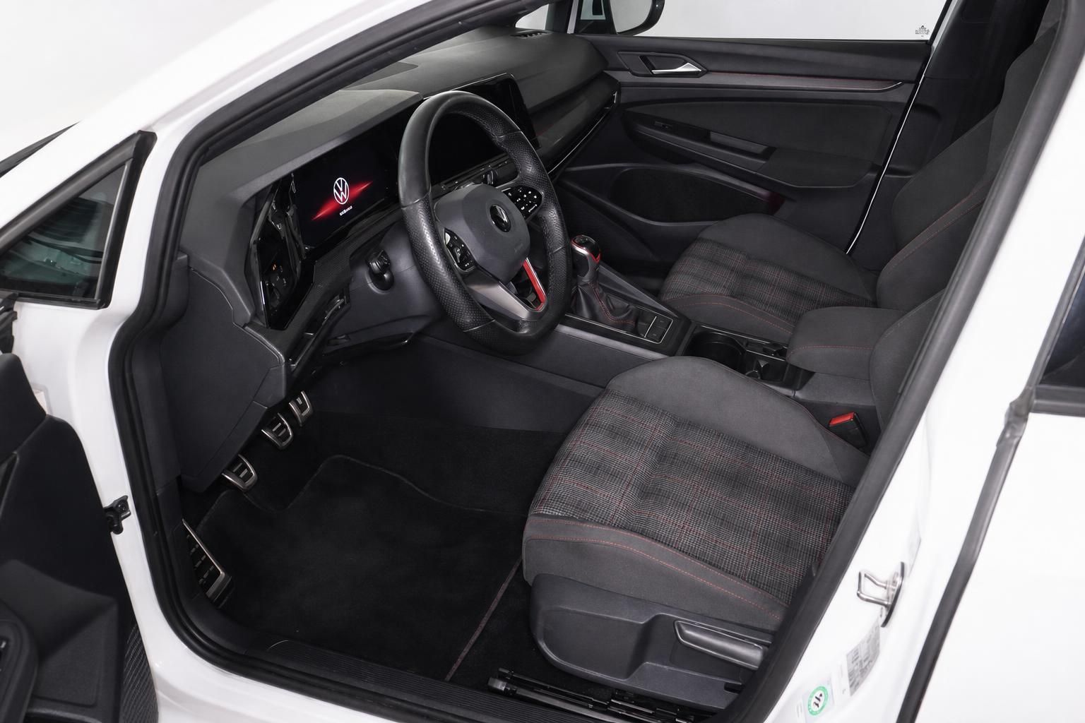 VW Golf GTI weiß Innenraumansicht durch geöffnete Fahrertür