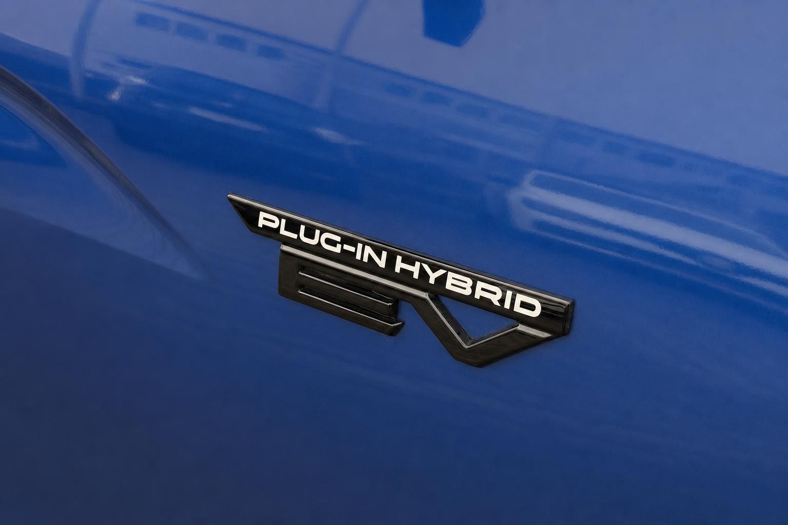 Mitsubishi Eclipse Cross Plug-in Hybrid EV Emblem Badge blau Karosserie Detailaufnahme