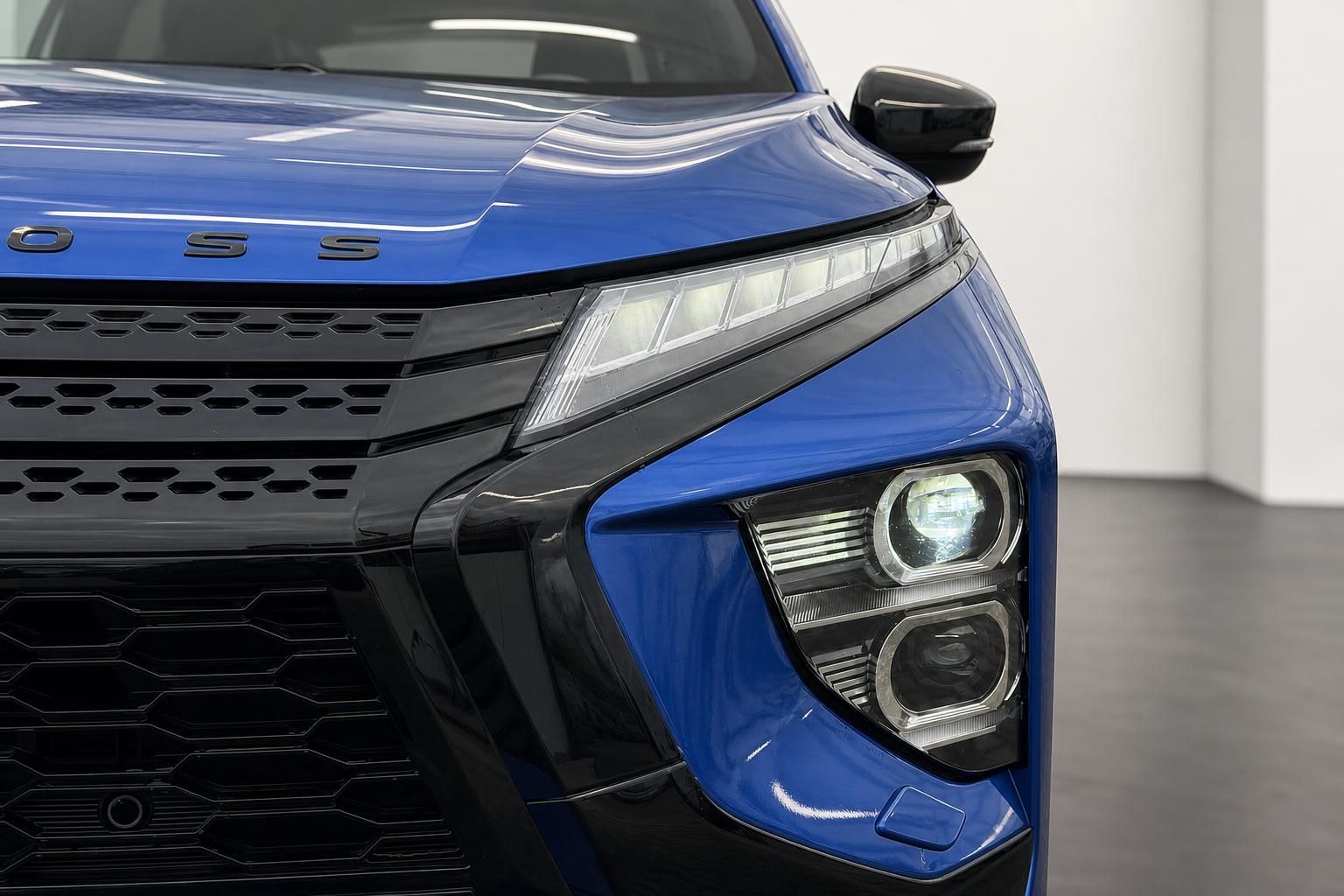 Mitsubishi Eclipse Cross blau Frontpartie Nahaufnahme LED-Scheinwerfer und Kühlergrill