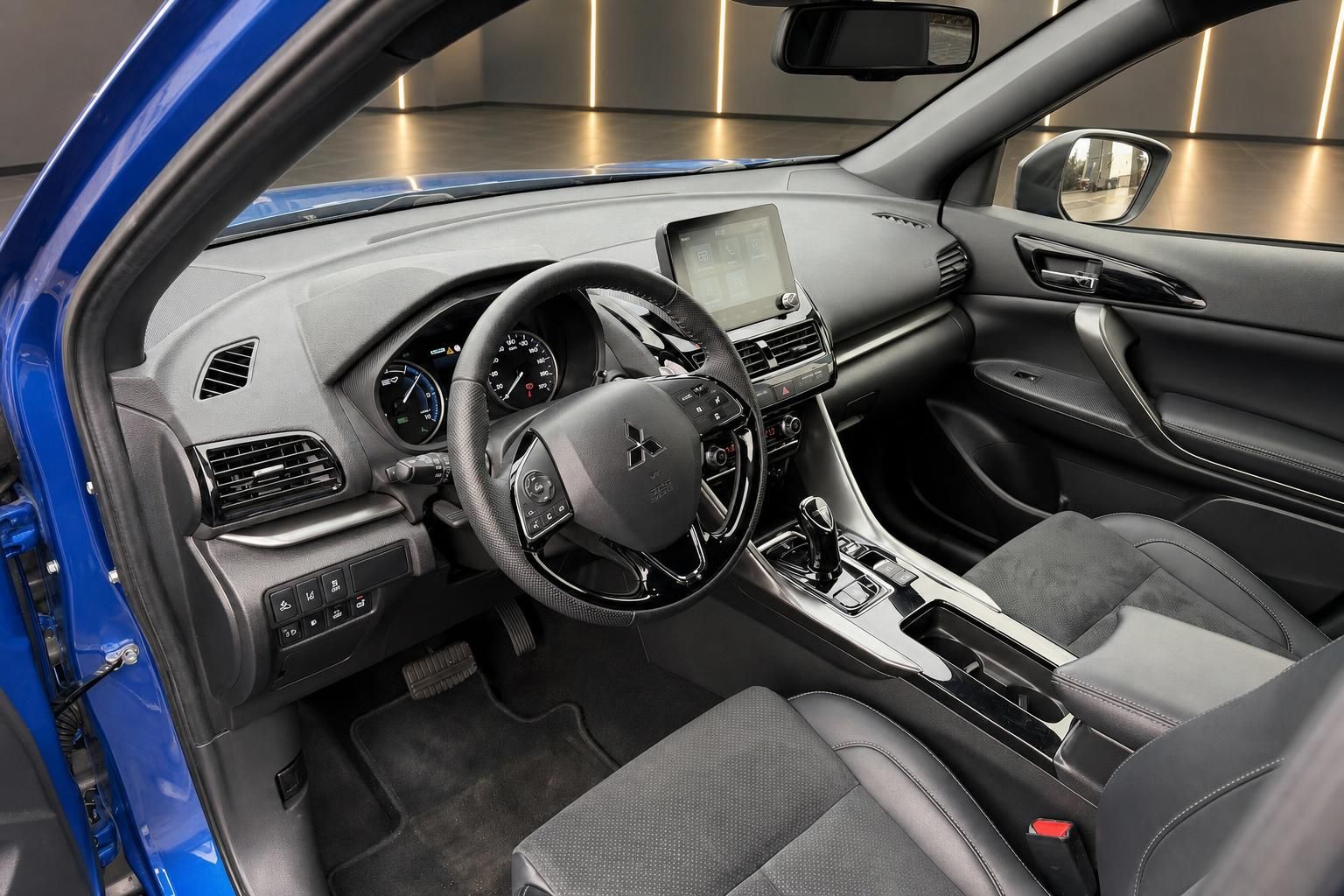 Mitsubishi Eclipse Cross Innenraum Fahrerseite mit Lenkrad Mittelkonsole und Vordersitzen