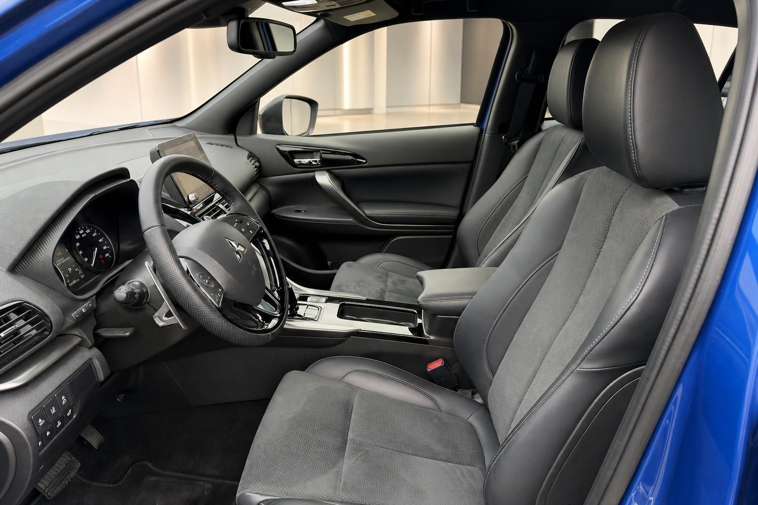 Mitsubishi Eclipse Cross schwarze Ledersitze Innenraum Vordersitze mit Mittelkonsole