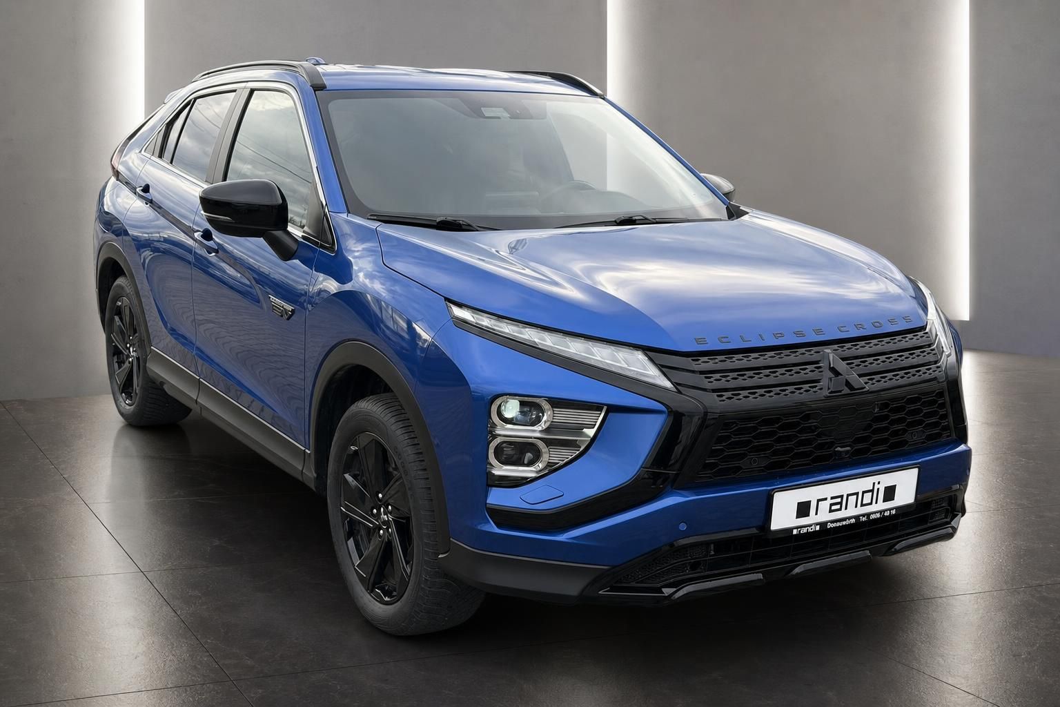 Mitsubishi Eclipse Cross Plug-in Hybrid blau Frontansicht schräg Showroom