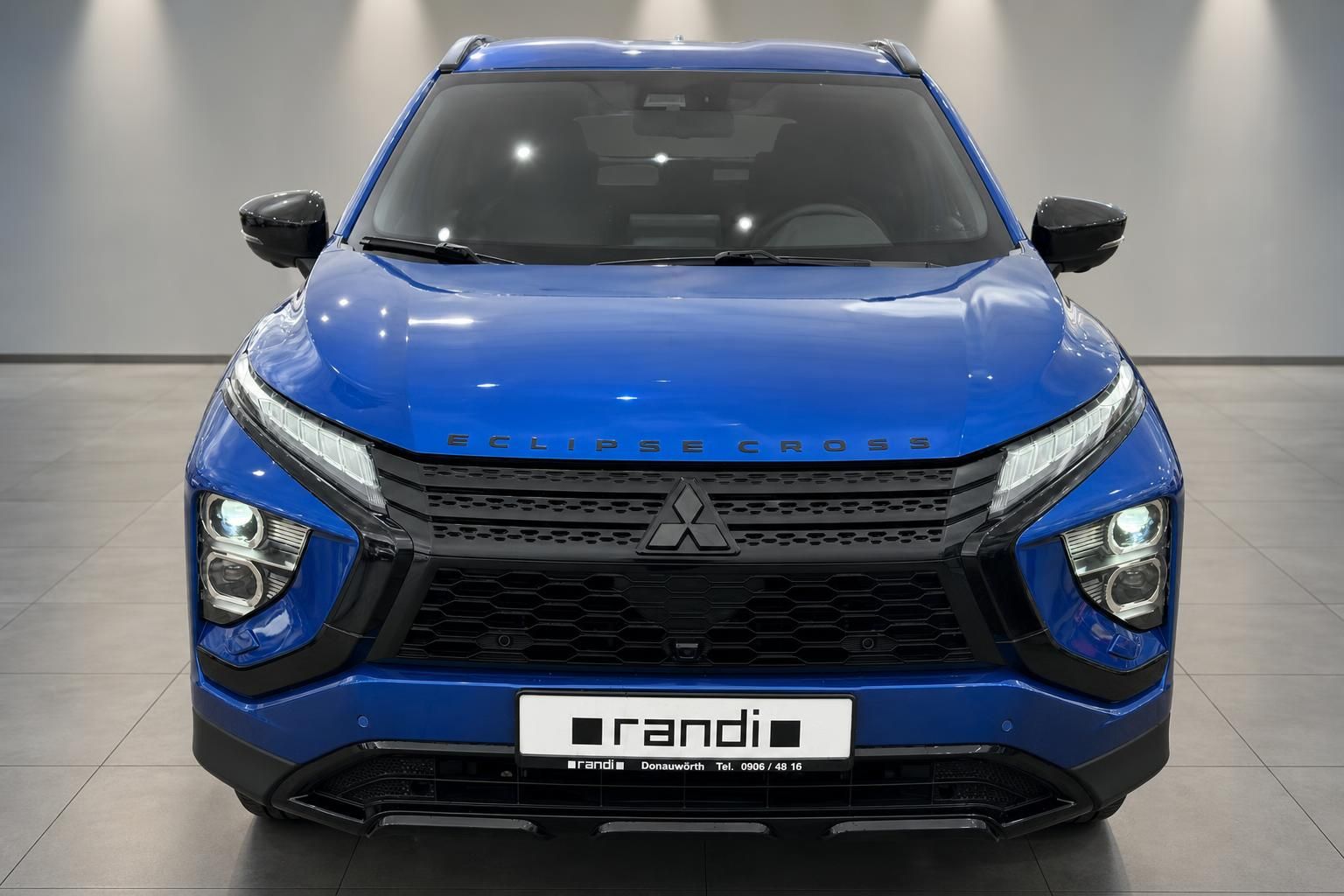Mitsubishi Eclipse Cross PHEV blau direkte Frontansicht mit LED-Scheinwerfern