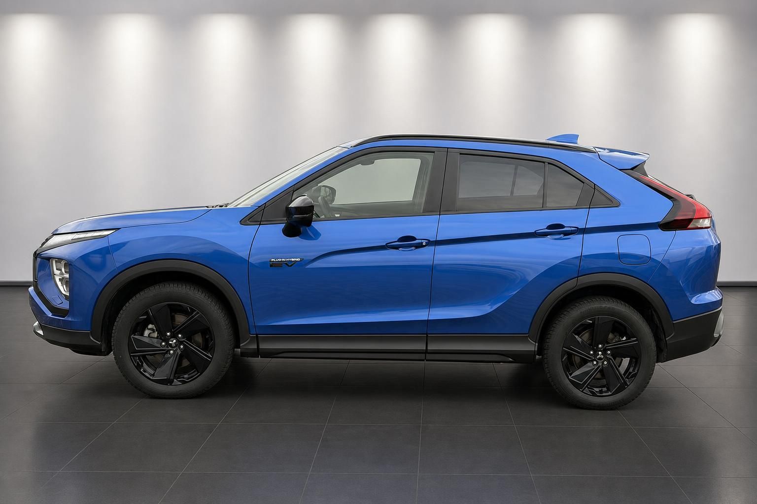 Mitsubishi Eclipse Cross Plug-in Hybrid blau Seitenansicht im Showroom
