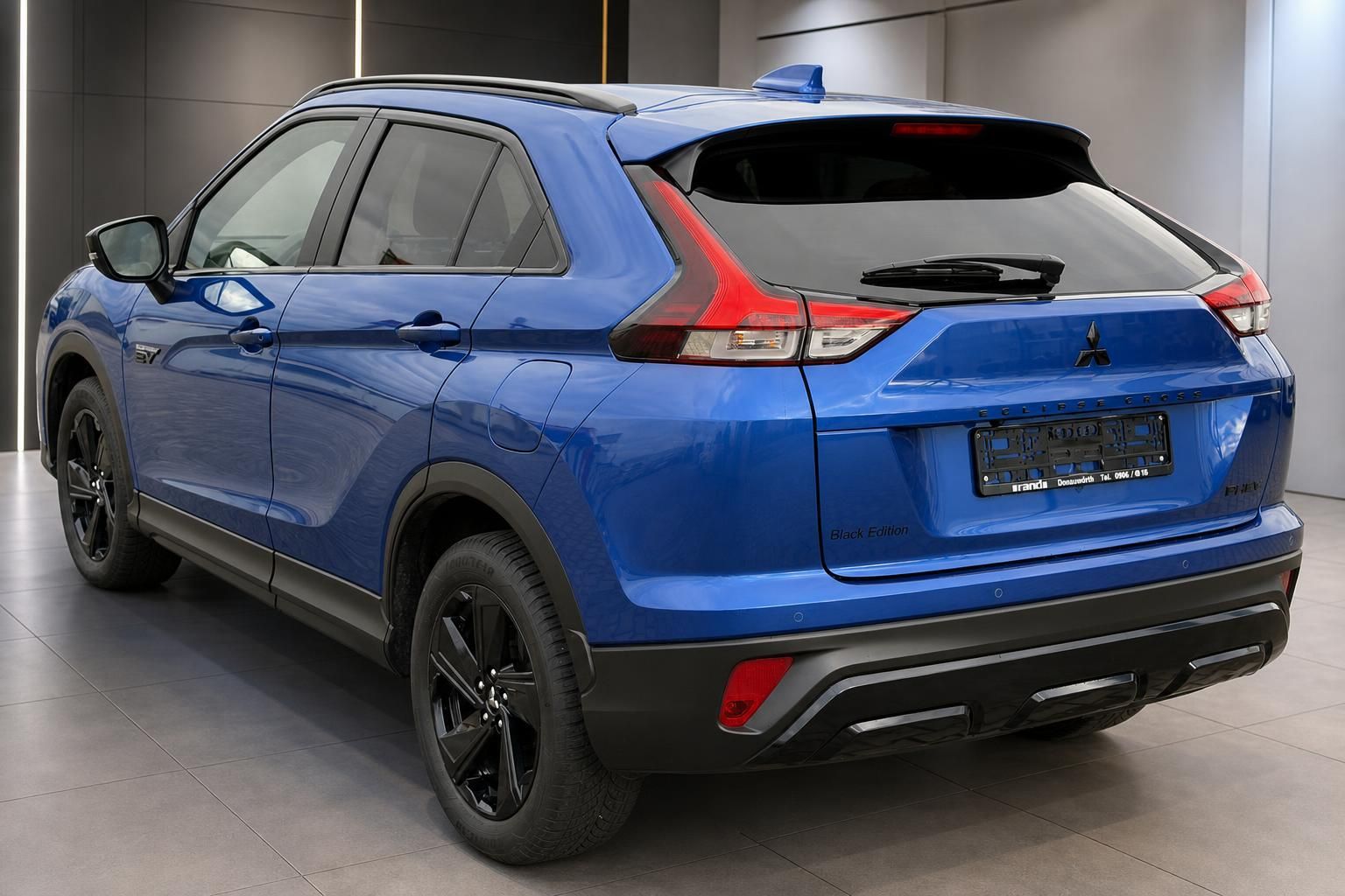 Mitsubishi Eclipse Cross PHEV Black Edition blau Heckansicht schräg im Autohaus