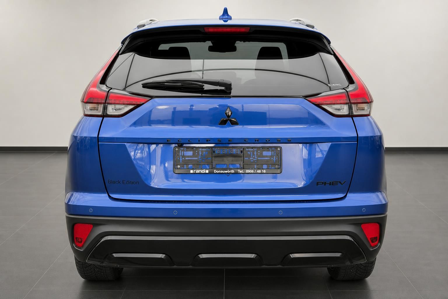 Mitsubishi Eclipse Cross PHEV Black Edition blau direkte Heckansicht im Autohaus