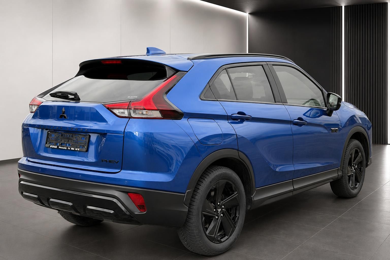 Mitsubishi Eclipse Cross PHEV Black Edition blau Heckansicht schräg im Showroom