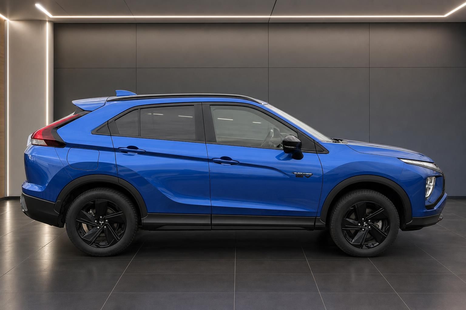 Mitsubishi Eclipse Cross PHEV Black Edition blau Seitenansicht im Showroom