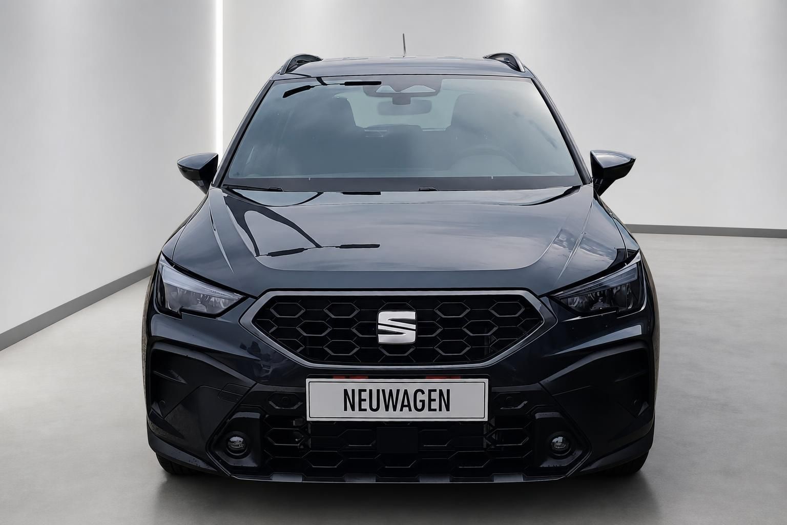 Seat Arona schwarz Frontansicht im Studio