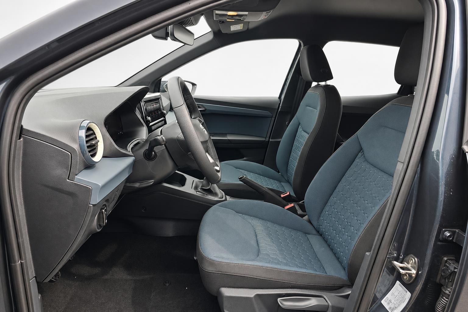 Seat Innenraum Vordersitze in Blau-Schwarz mit geoeffneter Tuer
