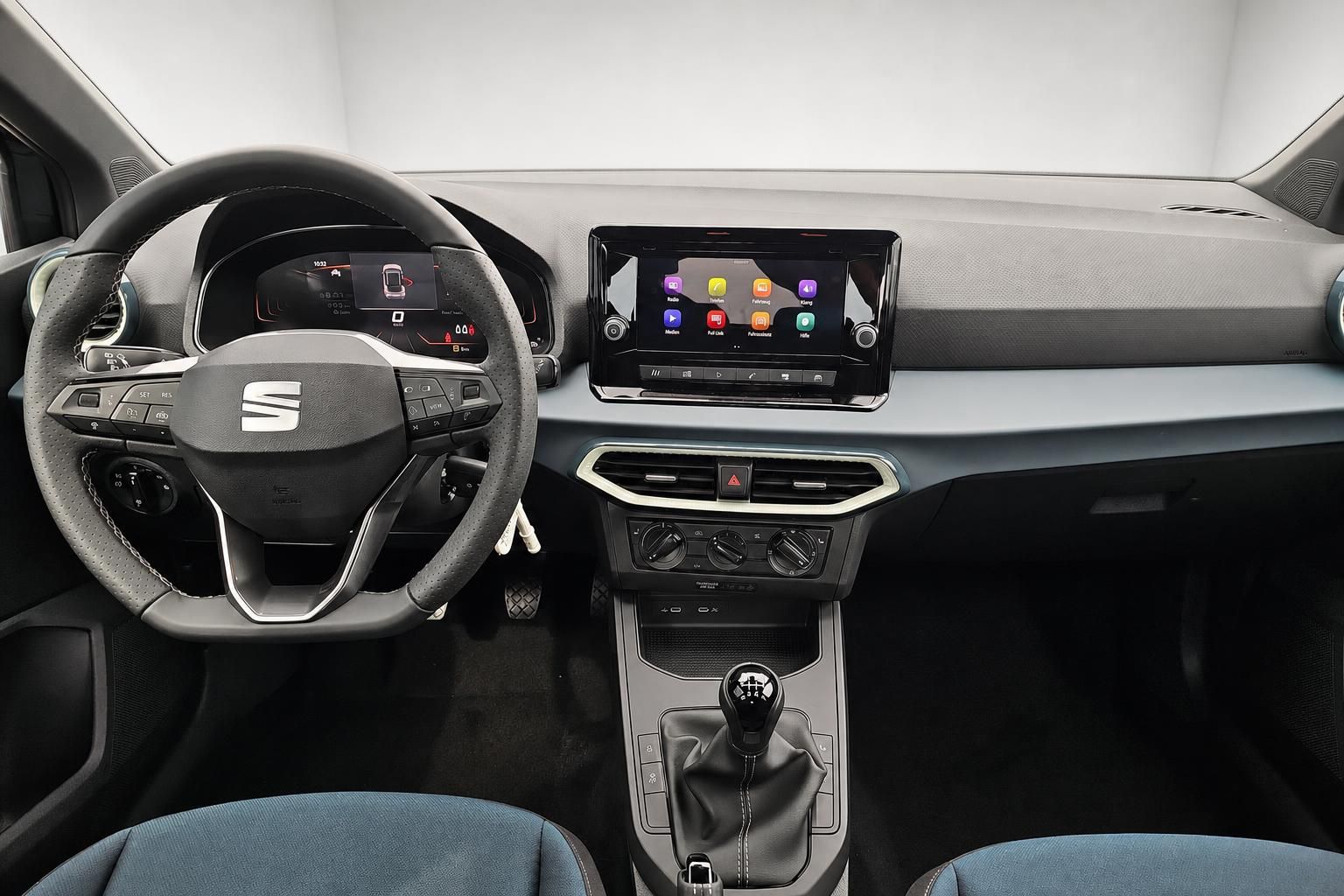 Seat Cockpit mit Lenkrad und Infotainment-Display Innenansicht