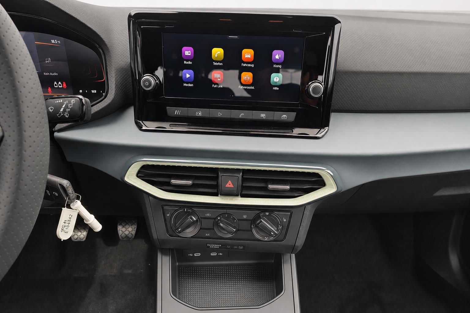 Seat Mittelkonsole mit Touchscreen und Klimabedienung Detail
