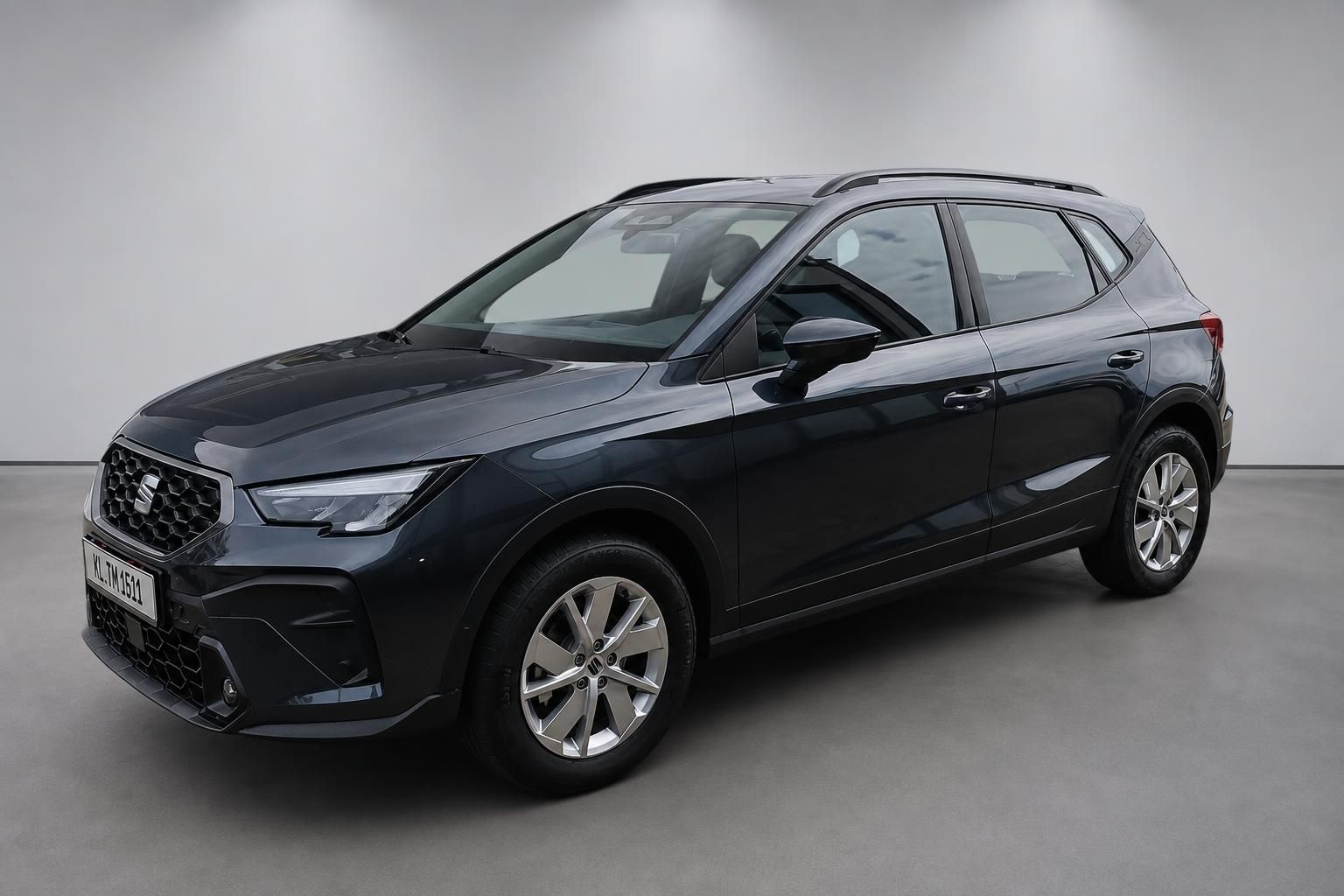 SEAT Arona in Schwarz, Seitenansicht schraeg vorne, Studioaufnahme