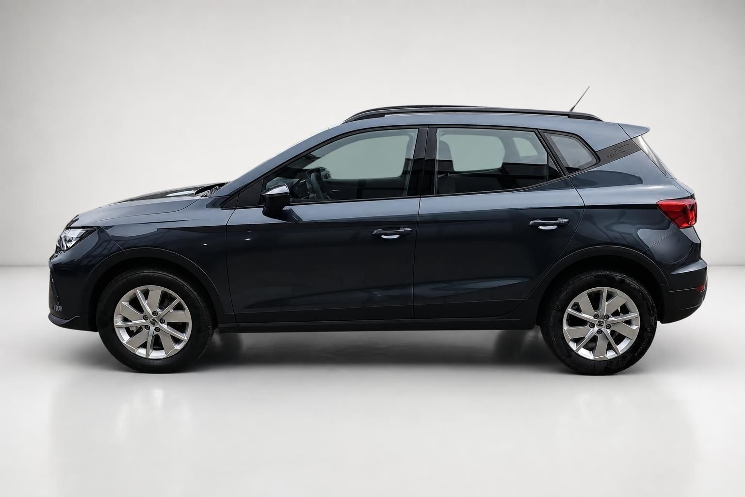 SEAT Arona in Dunkelblau, Seitenansicht von rechts, Studiofoto