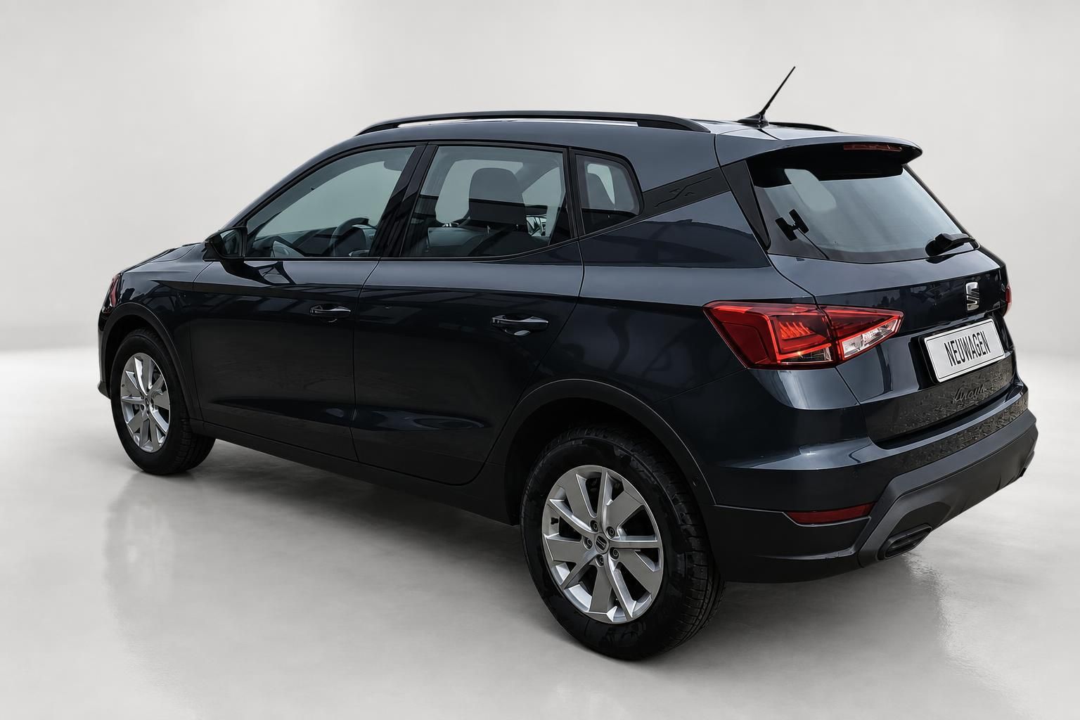 SEAT Arona Neuwagen in Schwarz, Heckansicht schraeg hinten