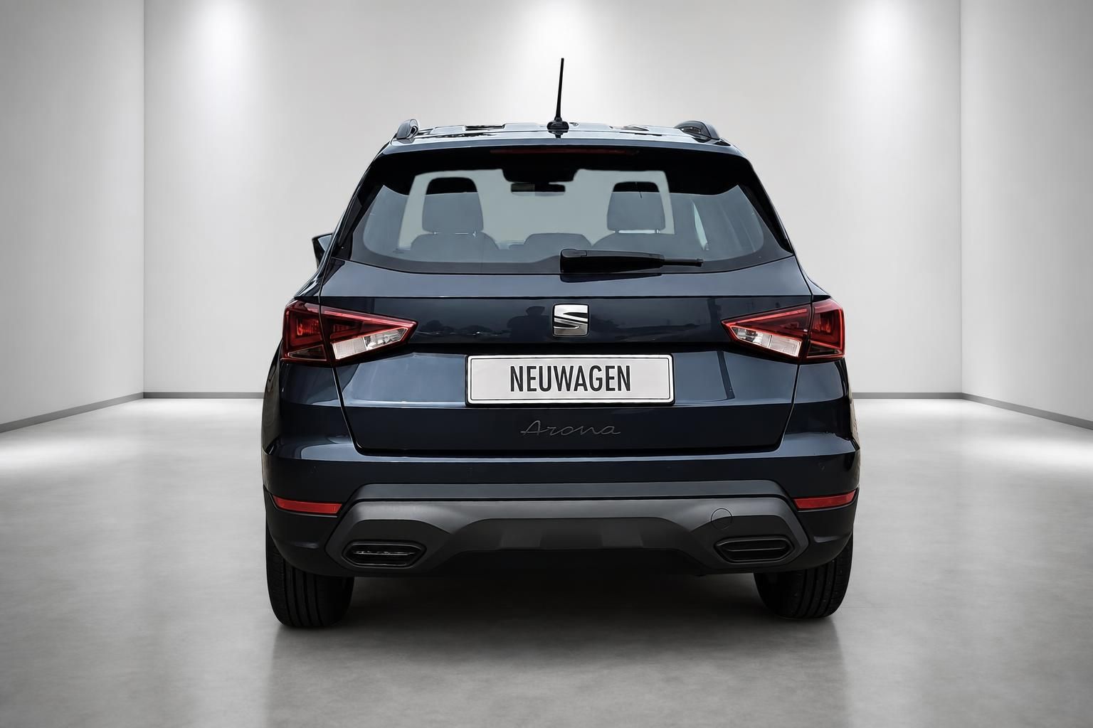 Seat Arona dunkelblau Heckansicht im Studio