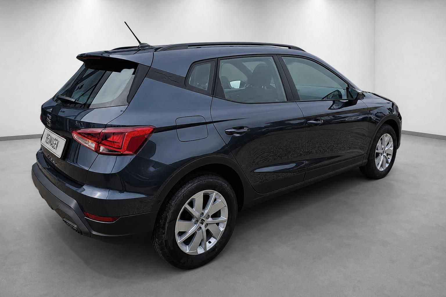 Seat Arona dunkelblau Heckansicht seitlich im Studio