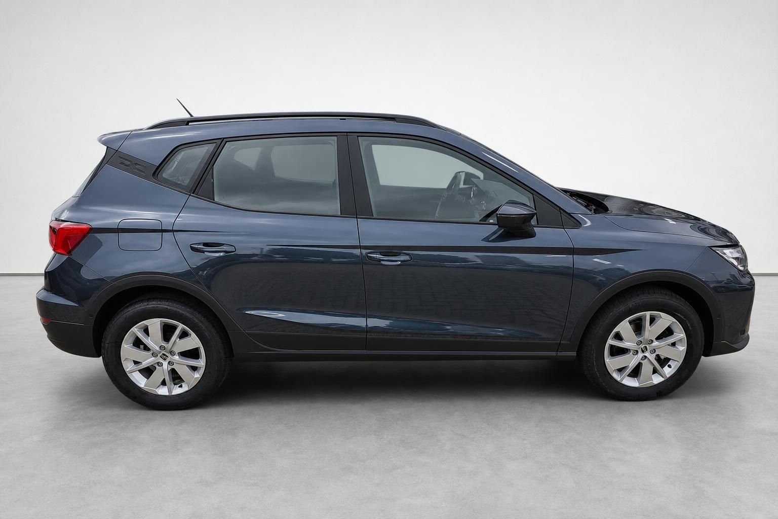 Seat Arona blau Seitenansicht im Fotostudio