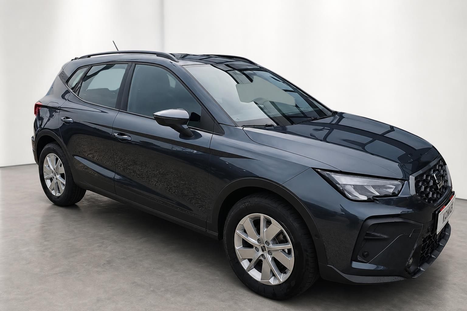 Seat Arona grau Seitenansicht vorne im Studio