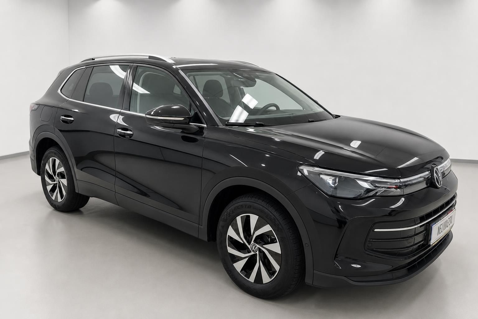 VW Tiguan schwarz Frontansicht schräg im Studio