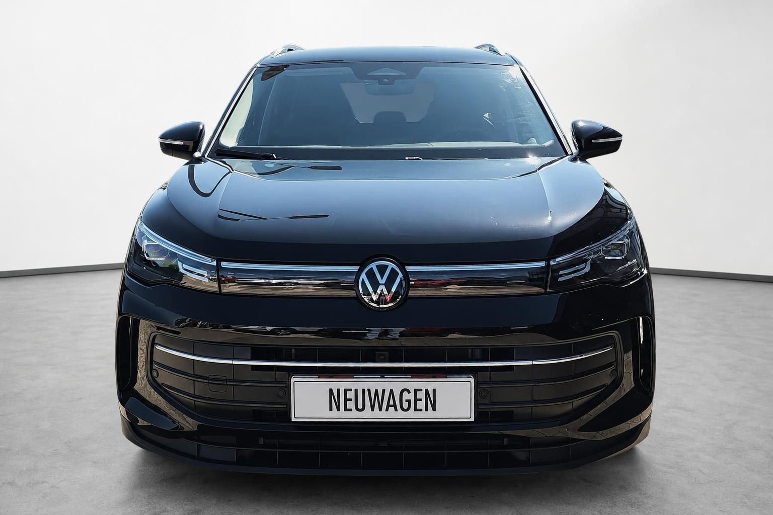 VW Neuwagen SUV in Schwarz, Frontansicht mit LED-Scheinwerfern und Kuehlergrill