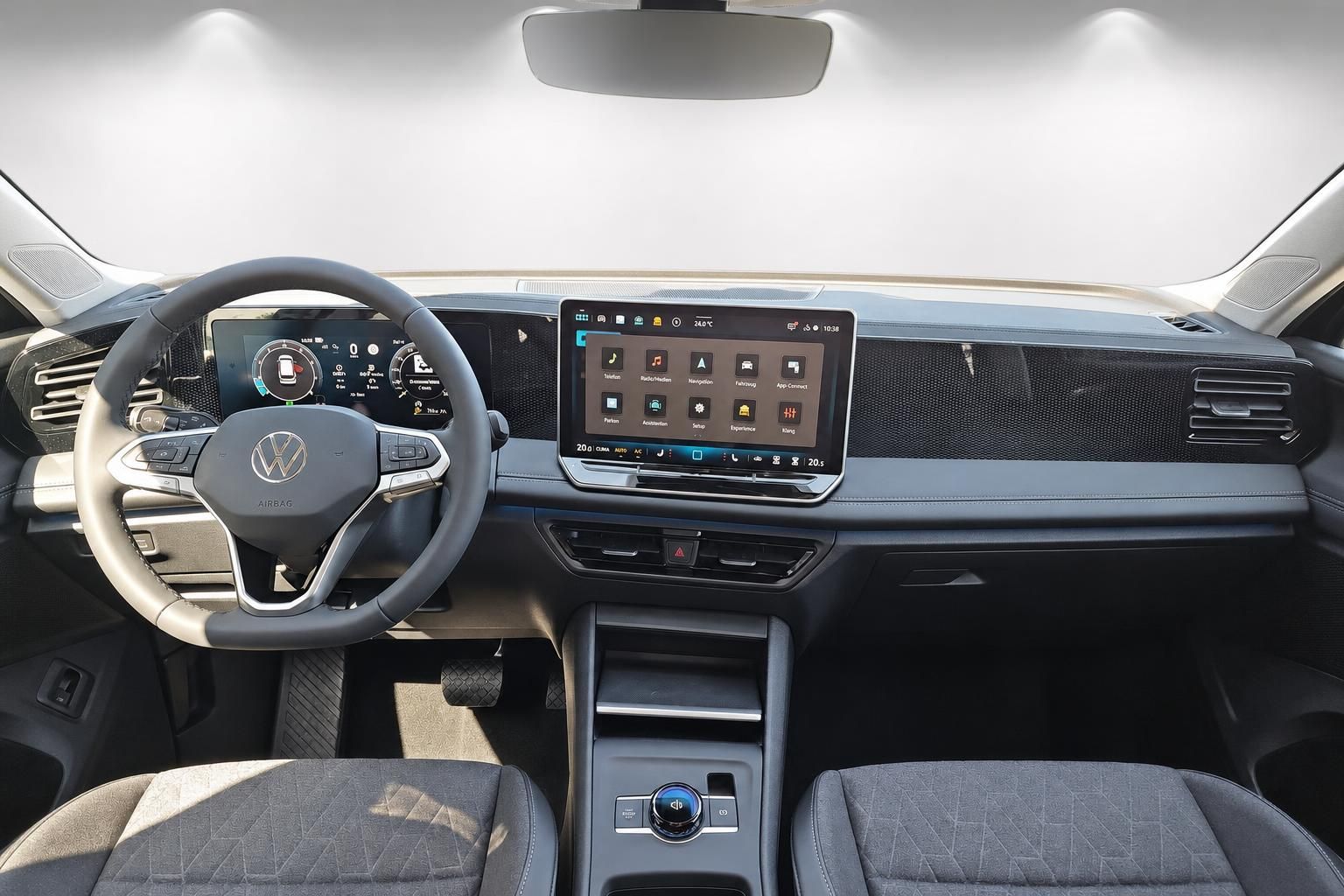 VW Cockpit mit Lenkrad, Digitaltacho und Infotainment-Bildschirm im Detail